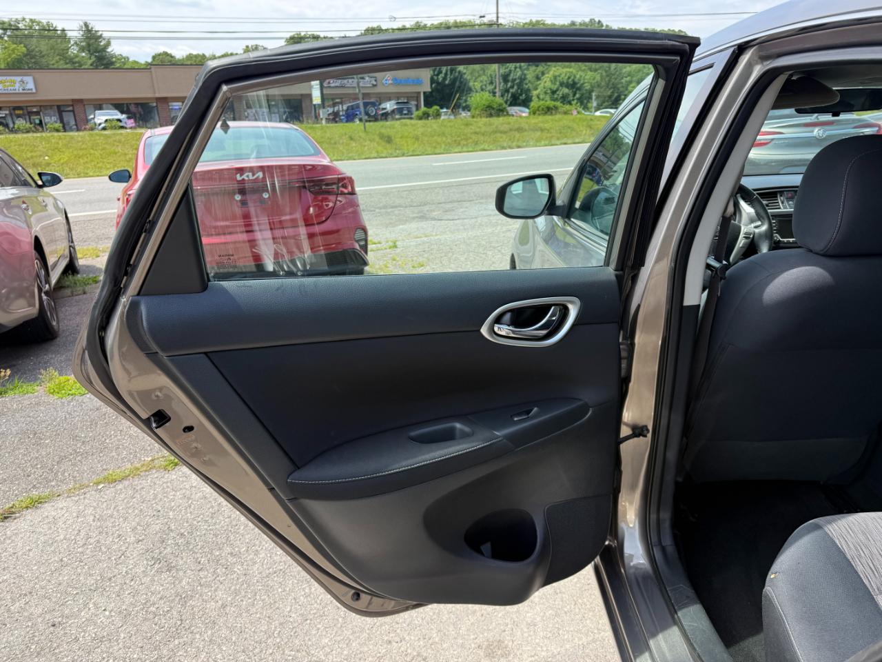 Nissan Sentra 4dr Sdn I4 CVT SV 2015