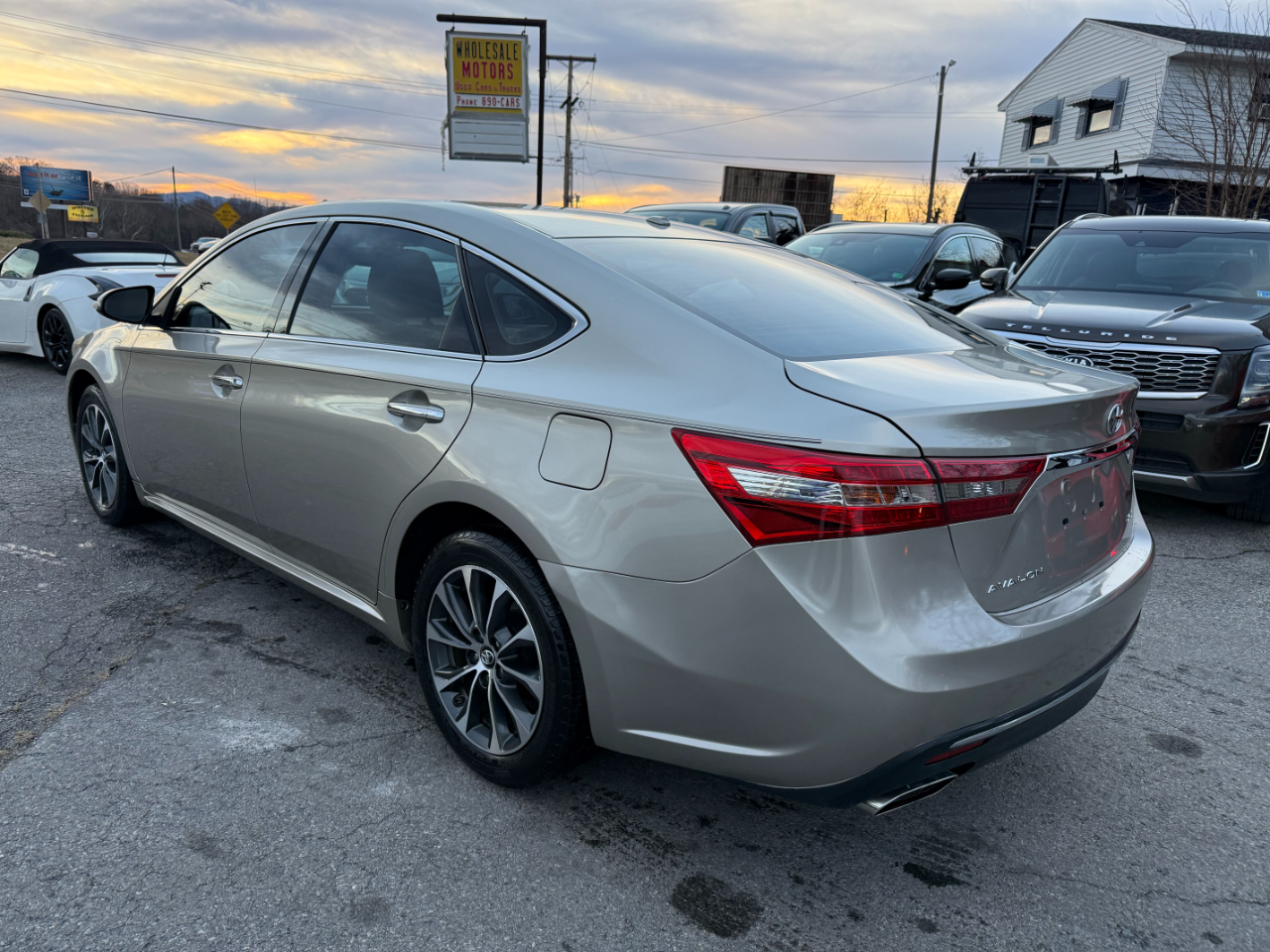 Toyota Avalon 4dr Sdn XLE Premium (Natl) 2016
