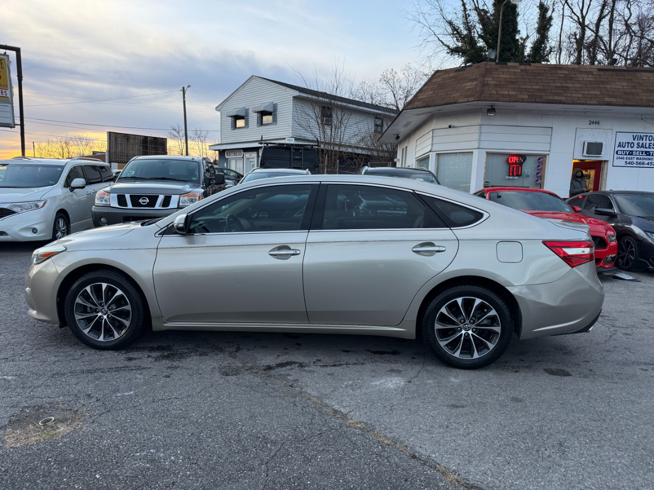 Toyota Avalon 4dr Sdn XLE Premium (Natl) 2016