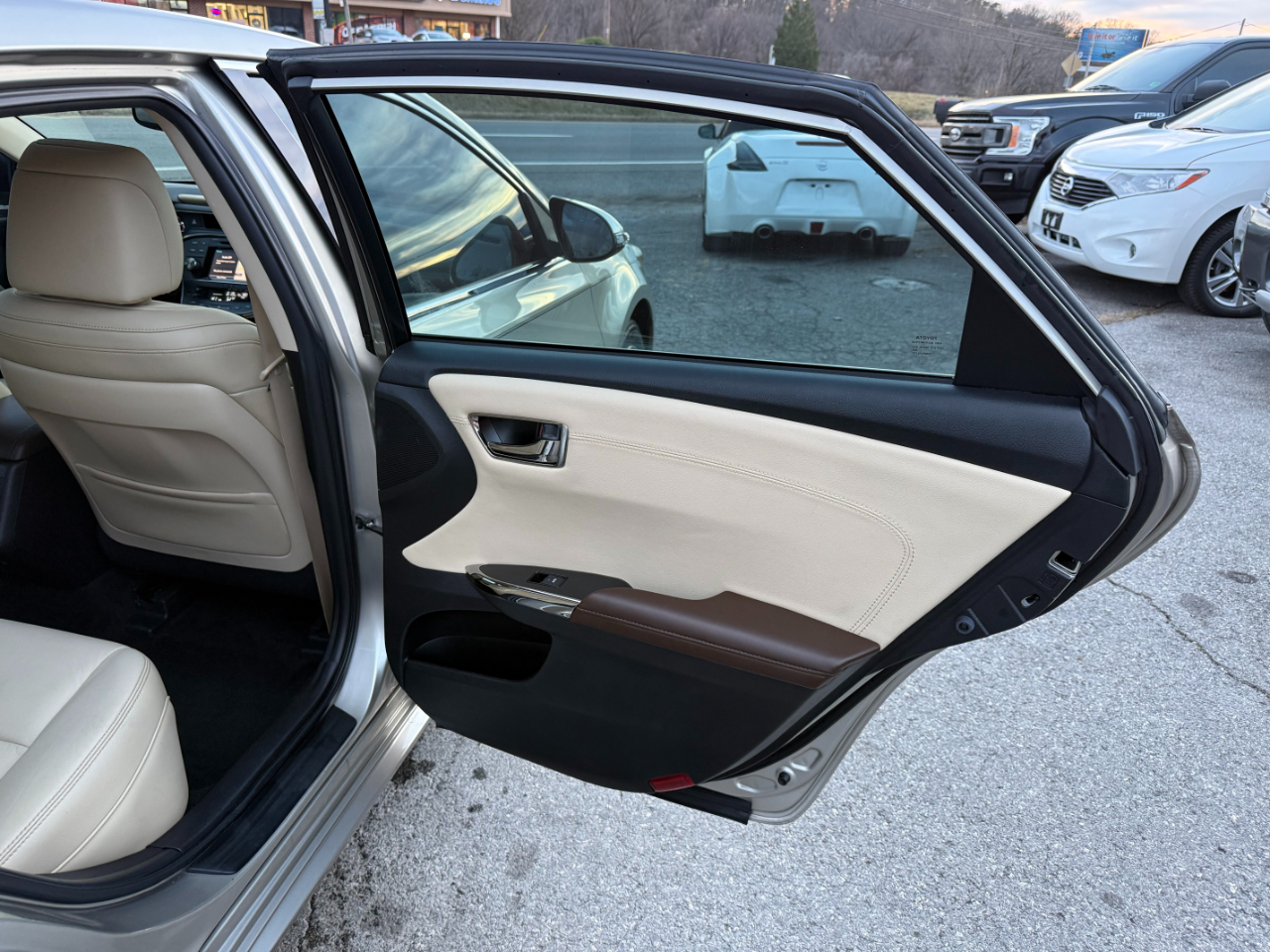 Toyota Avalon 4dr Sdn XLE Premium (Natl) 2016