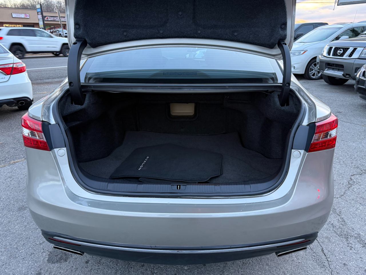 Toyota Avalon 4dr Sdn XLE Premium (Natl) 2016