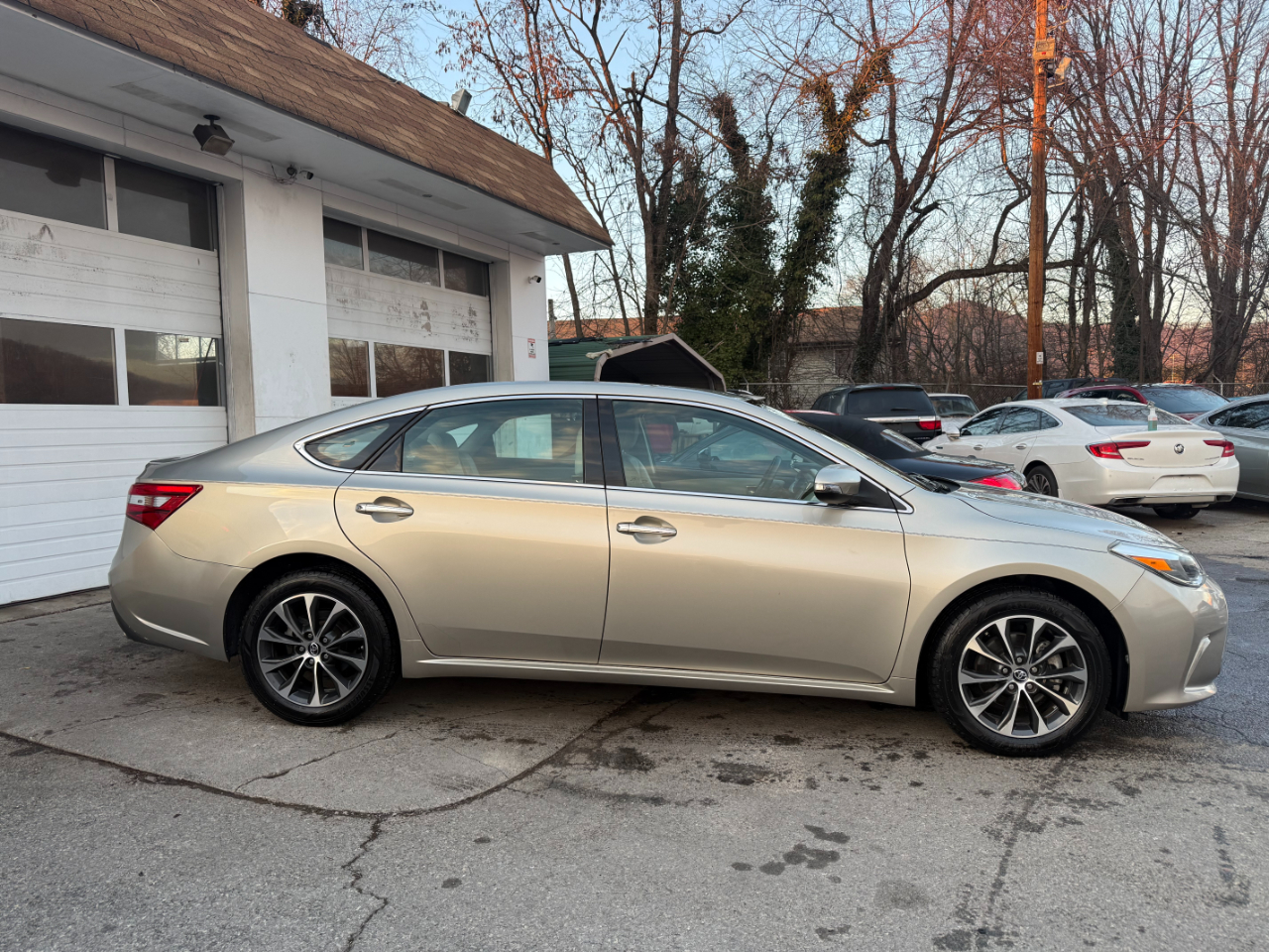 Toyota Avalon 4dr Sdn XLE Premium (Natl) 2016