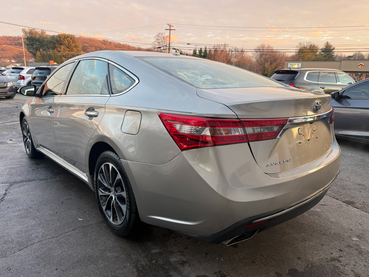 Toyota Avalon 4dr Sdn XLE Premium (Natl) 2016