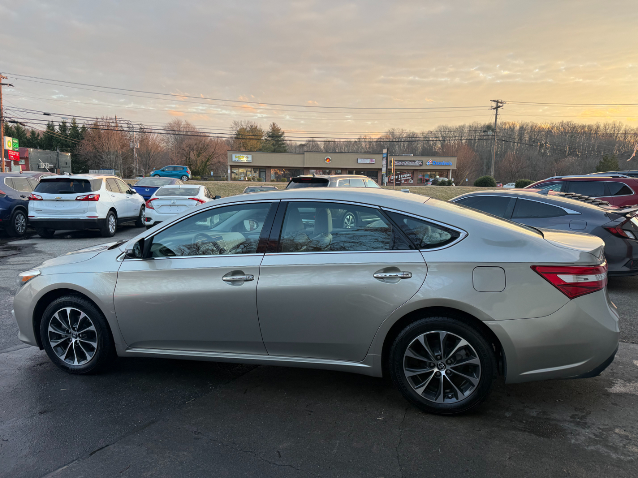 Toyota Avalon 4dr Sdn XLE Premium (Natl) 2016