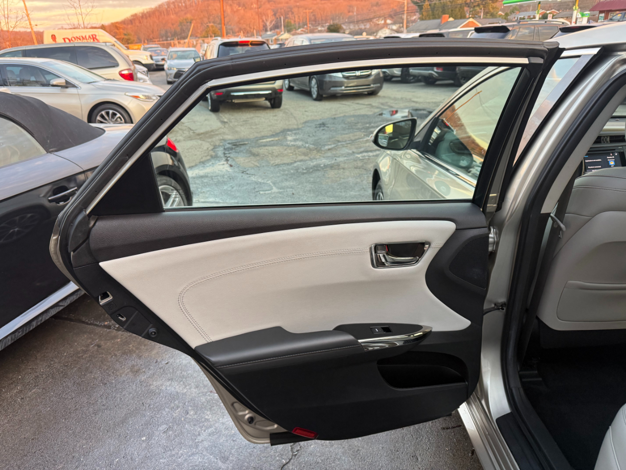 Toyota Avalon 4dr Sdn XLE Premium (Natl) 2016