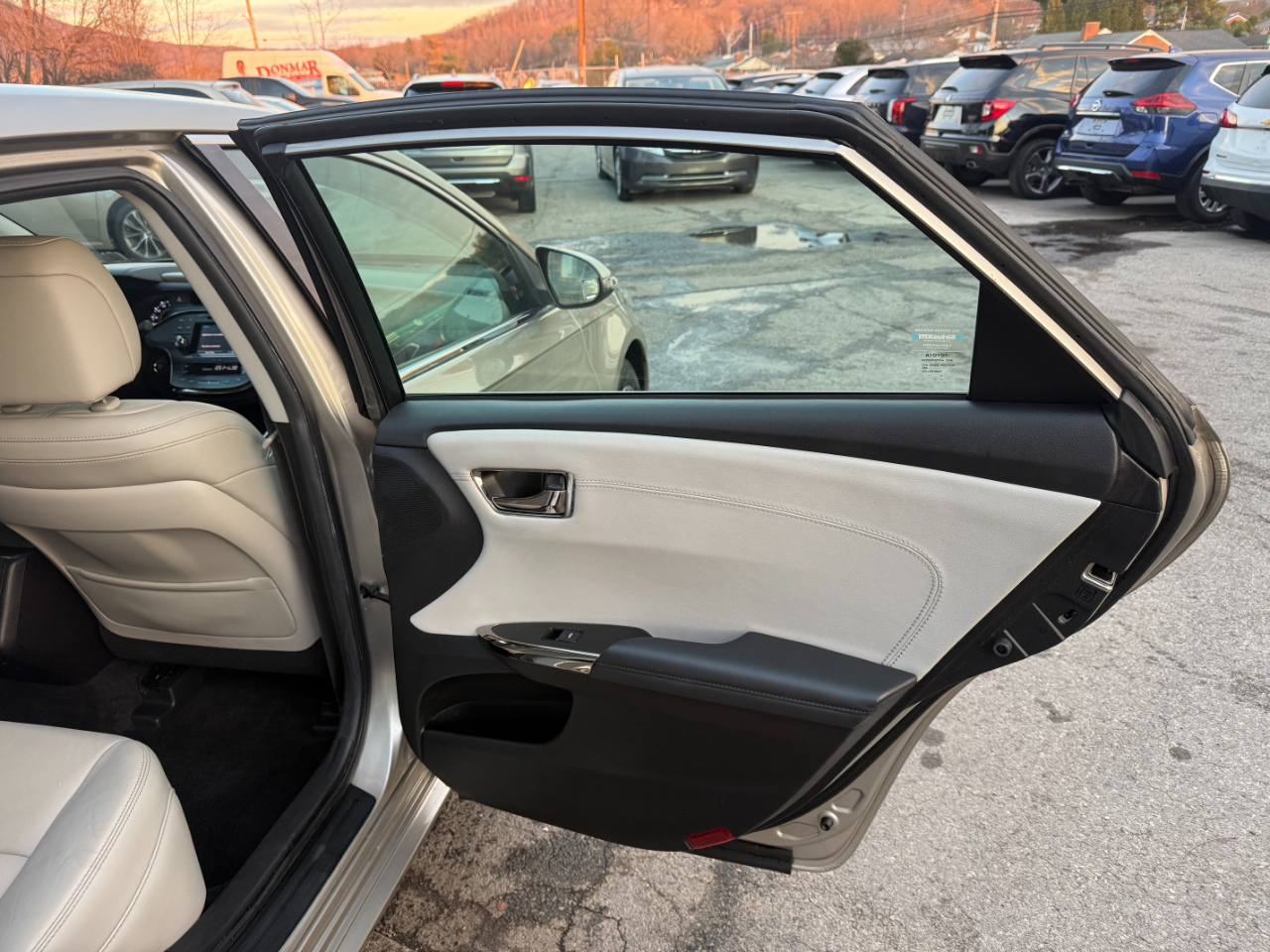 Toyota Avalon 4dr Sdn XLE Premium (Natl) 2016