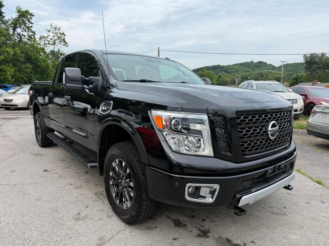 Nissan Titan XD 4x4 Gas Crew Cab PRO-4X 2017