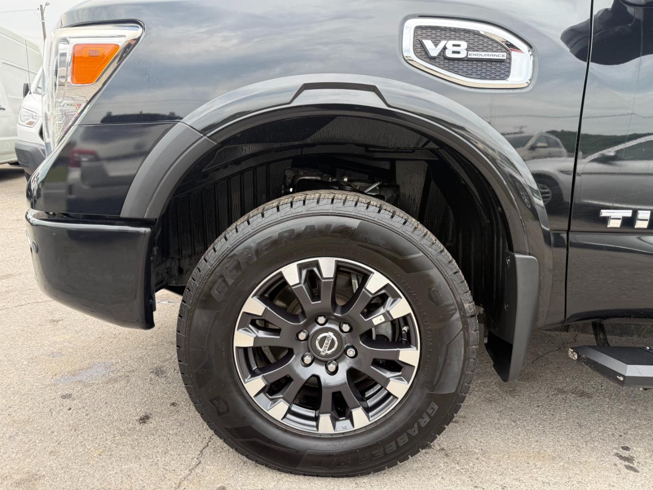 Nissan Titan XD 4x4 Gas Crew Cab PRO-4X 2017