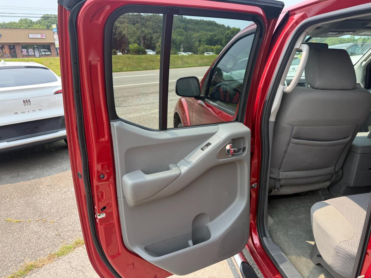 Nissan Frontier Crew Cab 4x4 SV V6 Auto 2017