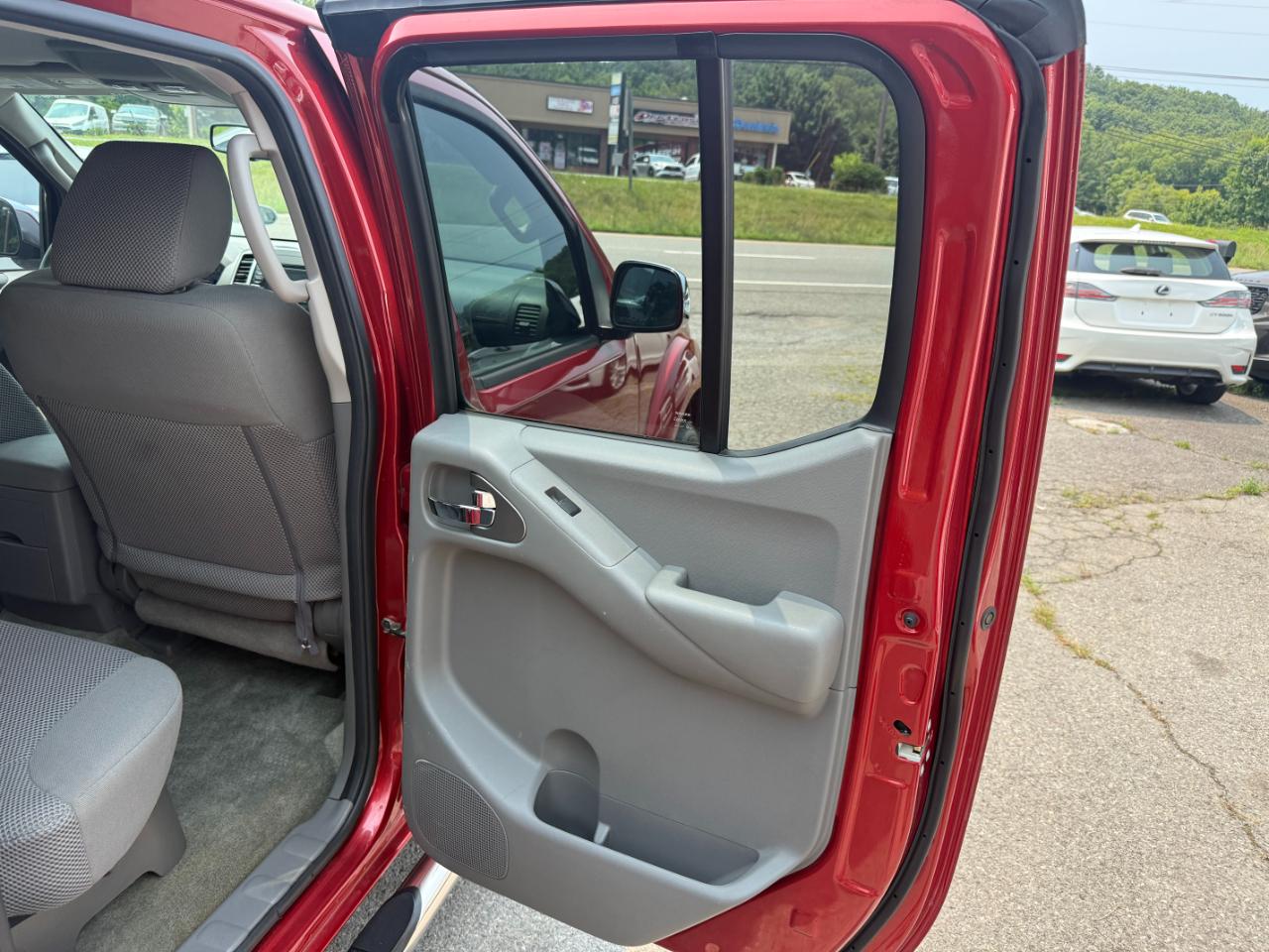 Nissan Frontier Crew Cab 4x4 SV V6 Auto 2017