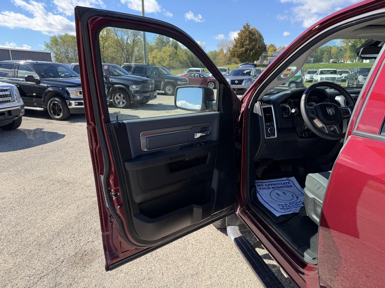 RAM 1500 Classic Warlock 4x4 Crew Cab 5'7" Box 2023