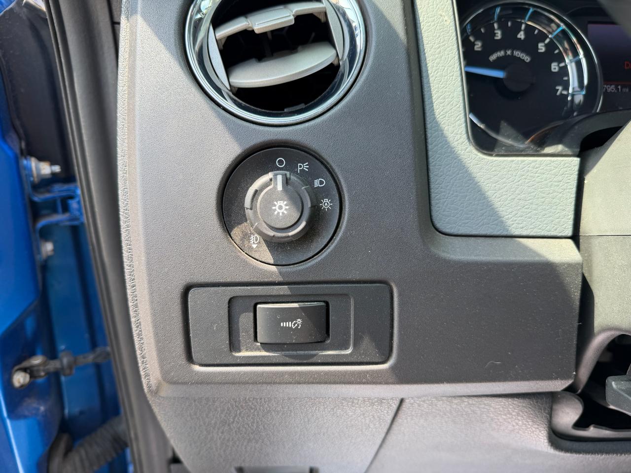 Ford F-150 XL SuperCab 8-ft. Bed 4WD 2012