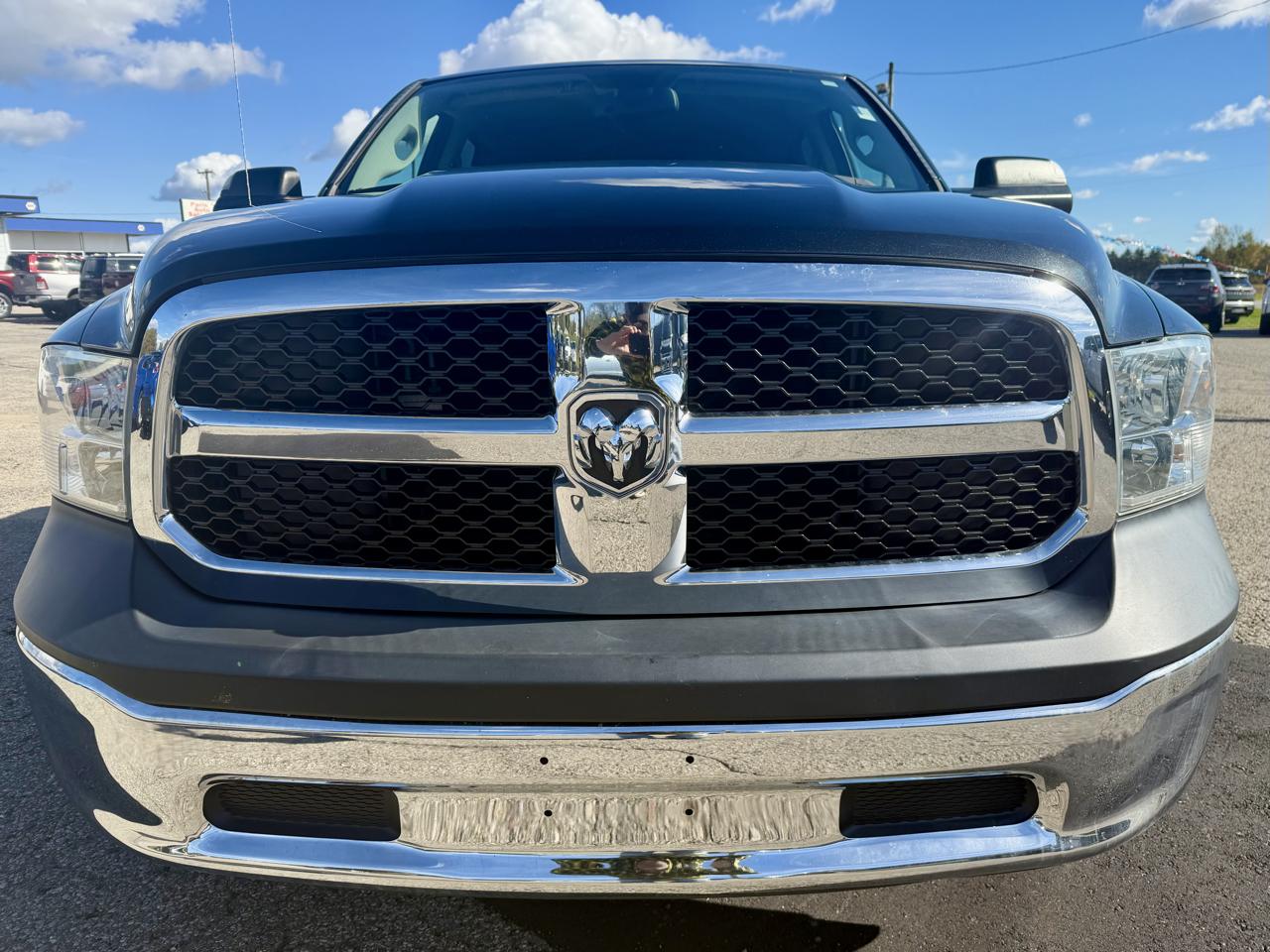 RAM 1500 4WD Quad Cab 140.5" Express *Ltd Avail* 2017