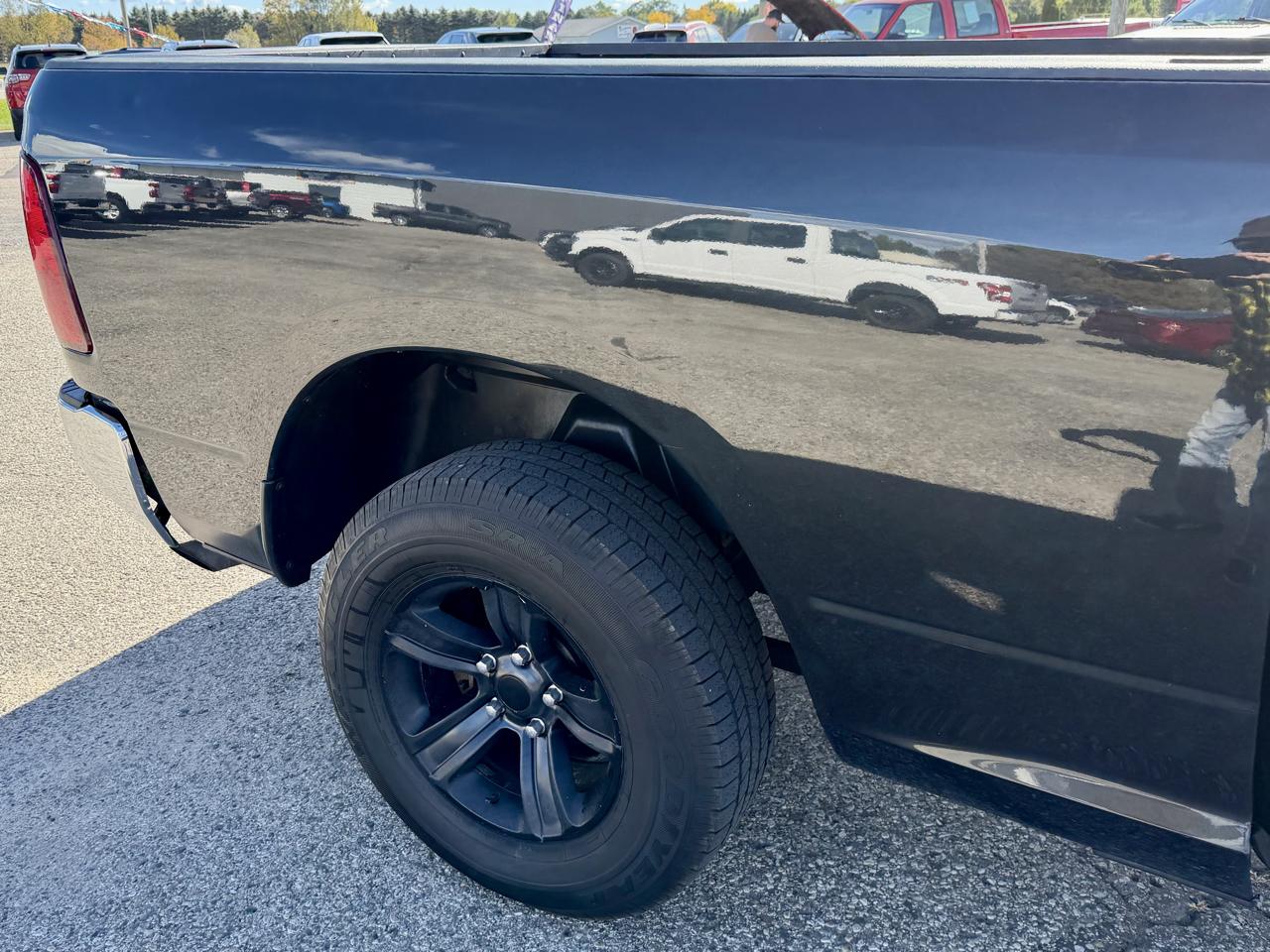 RAM 1500 4WD Quad Cab 140.5" Express *Ltd Avail* 2017