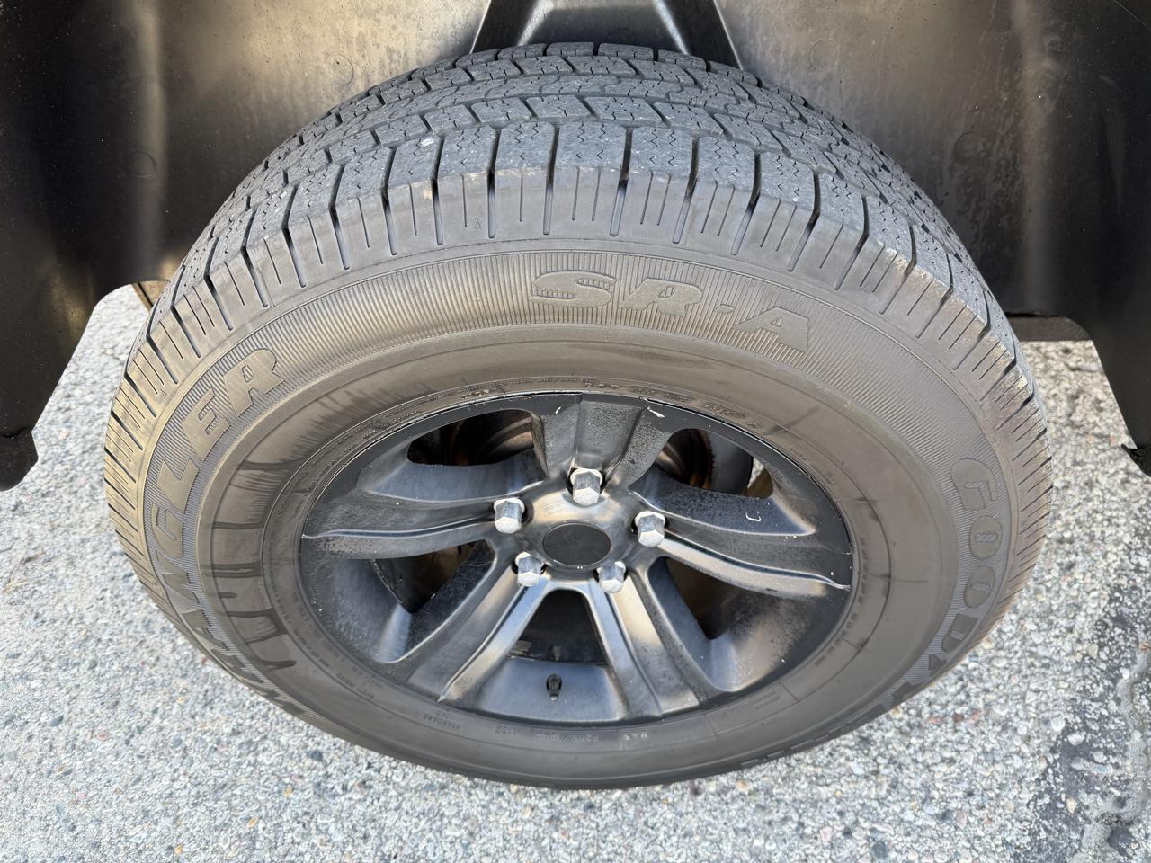 RAM 1500 4WD Quad Cab 140.5" Express *Ltd Avail* 2017