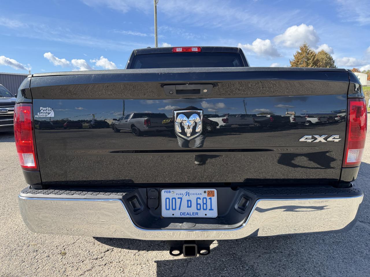 RAM 1500 4WD Quad Cab 140.5" Express *Ltd Avail* 2017