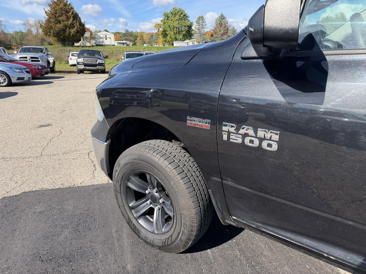 RAM 1500 4WD Quad Cab 140.5" Express *Ltd Avail* 2017