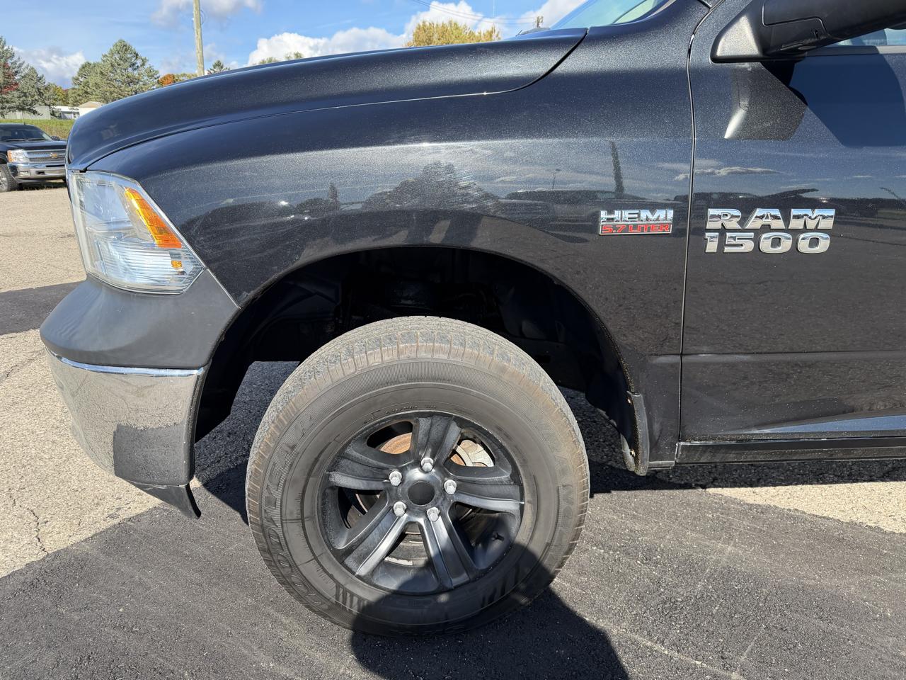 RAM 1500 4WD Quad Cab 140.5" Express *Ltd Avail* 2017