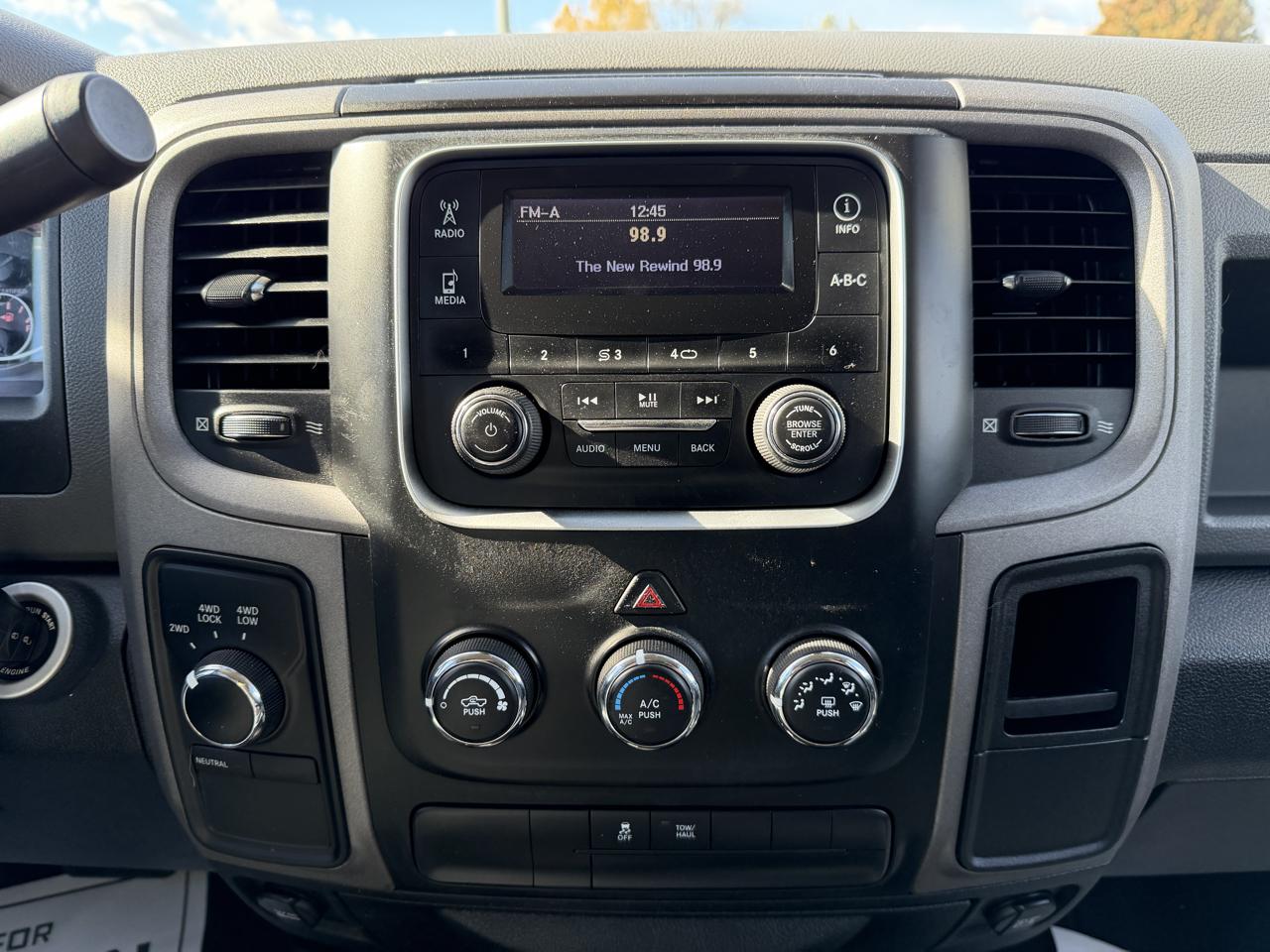 RAM 1500 4WD Quad Cab 140.5" Express *Ltd Avail* 2017