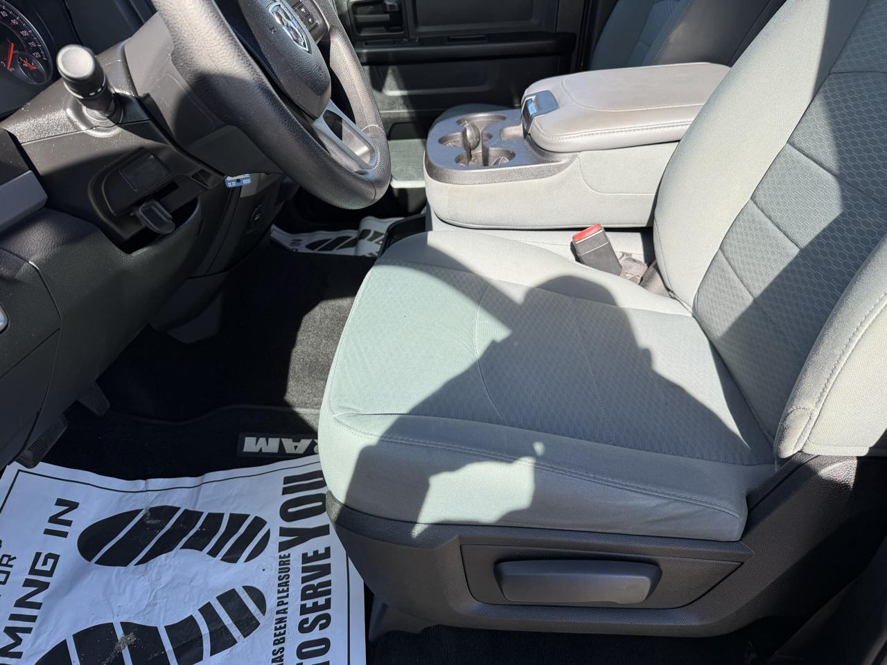 RAM 1500 4WD Quad Cab 140.5" Express *Ltd Avail* 2017