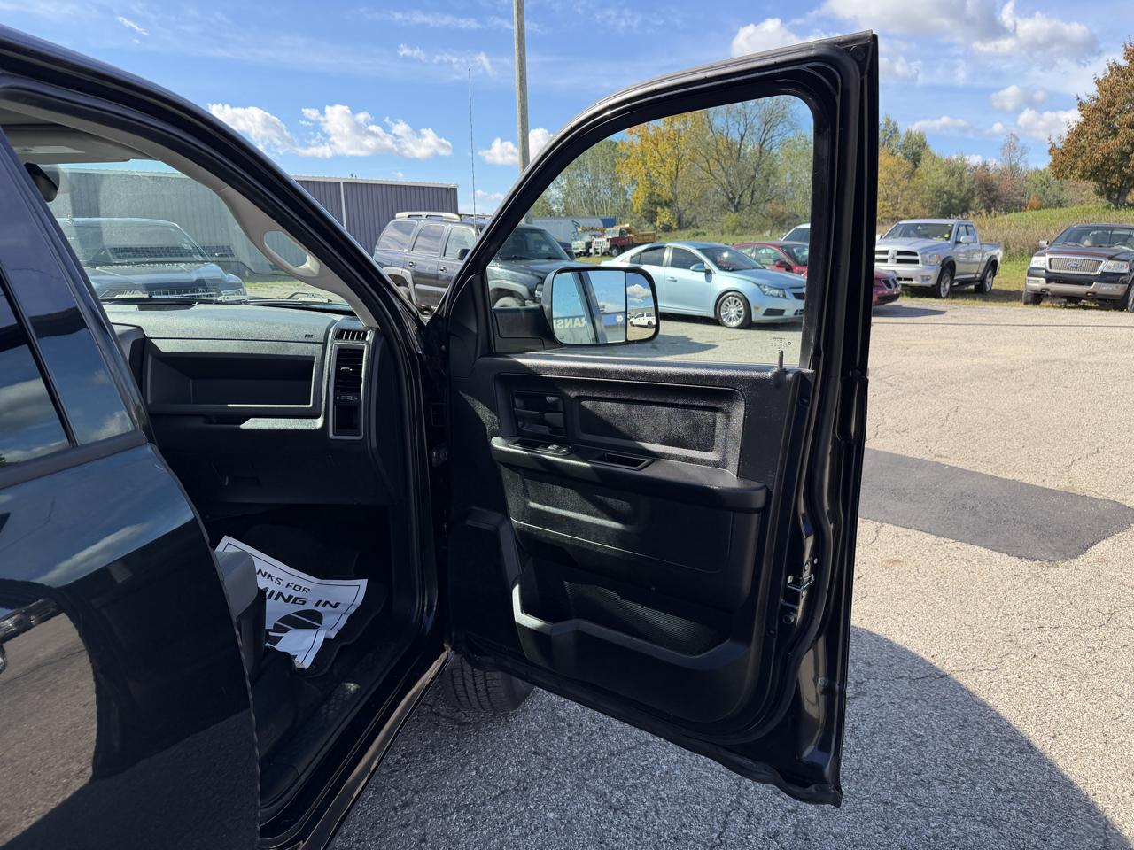 RAM 1500 4WD Quad Cab 140.5" Express *Ltd Avail* 2017