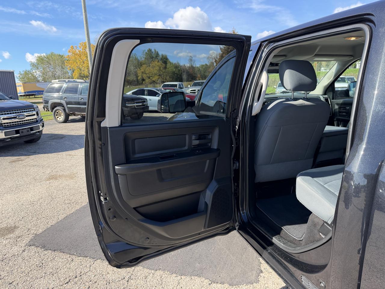 RAM 1500 ST 4x4 Crew Cab 6'4" Box 2017