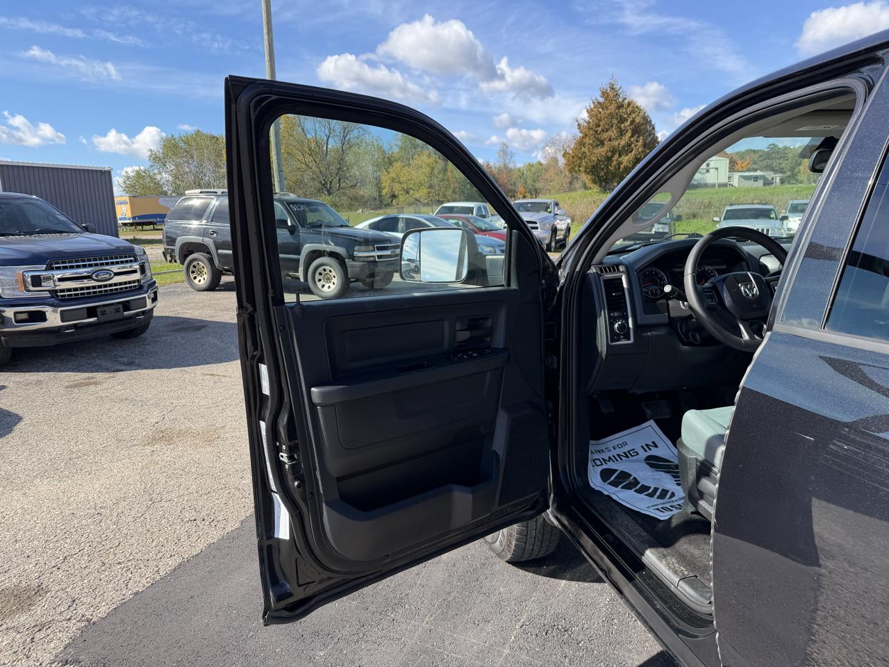 RAM 1500 ST 4x4 Crew Cab 6'4" Box 2017
