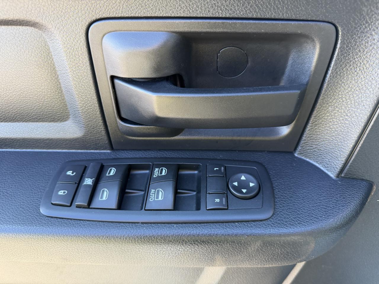 RAM 1500 ST 4x4 Crew Cab 6'4" Box 2017