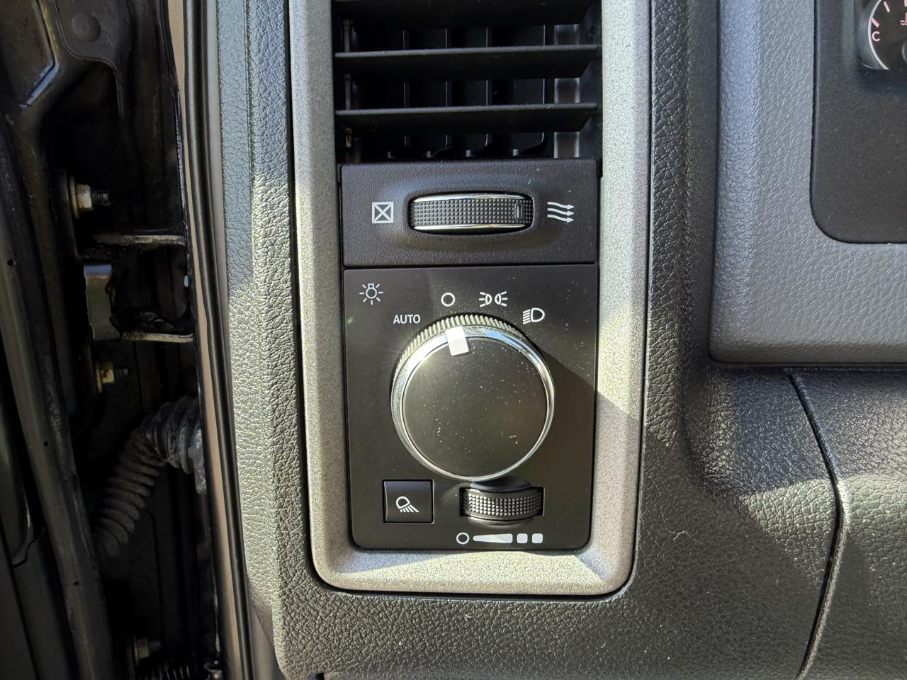 RAM 1500 ST 4x4 Crew Cab 6'4" Box 2017