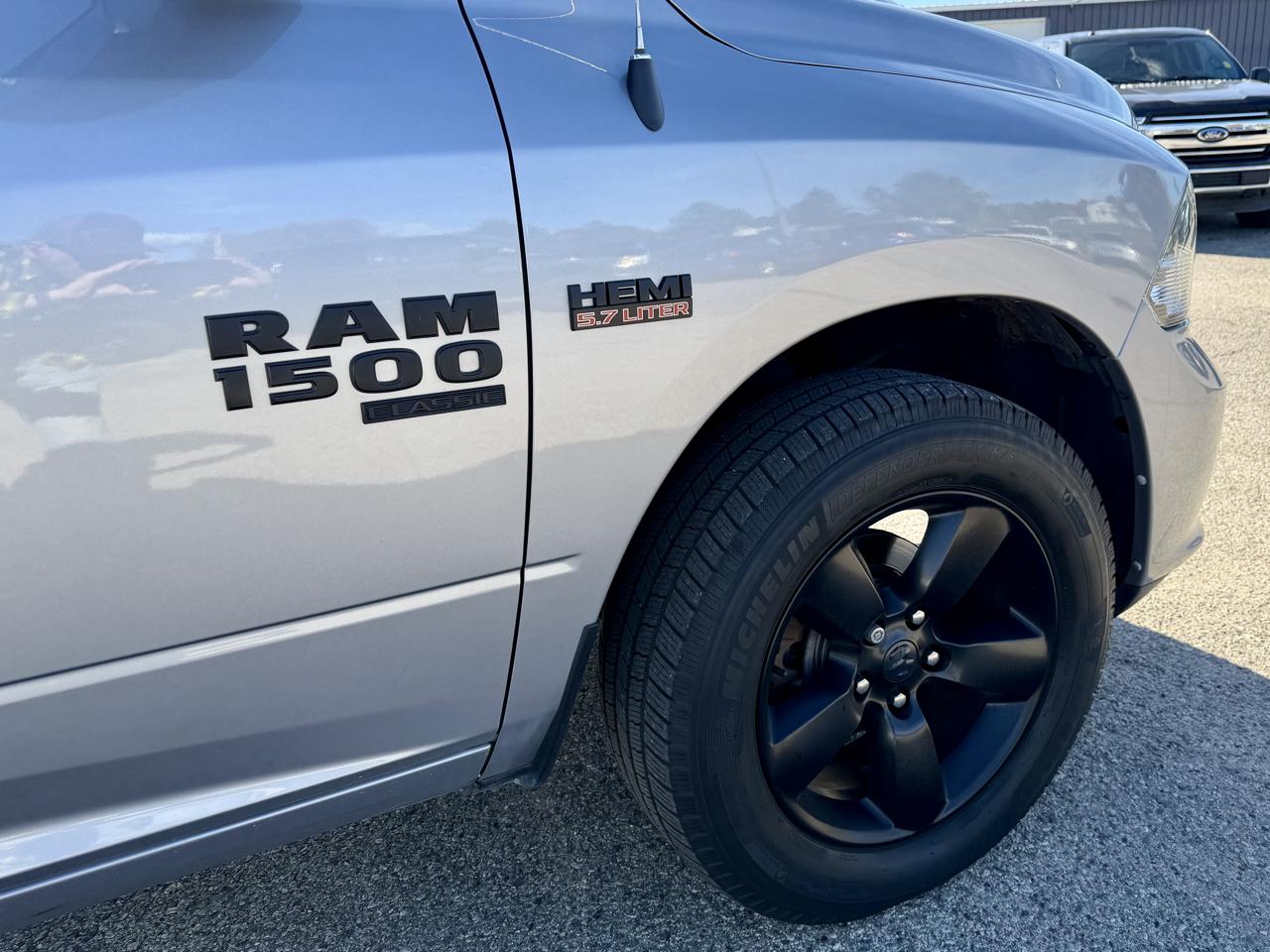 RAM 1500 Classic Express 4x4 Crew Cab 5'7" Box 2019