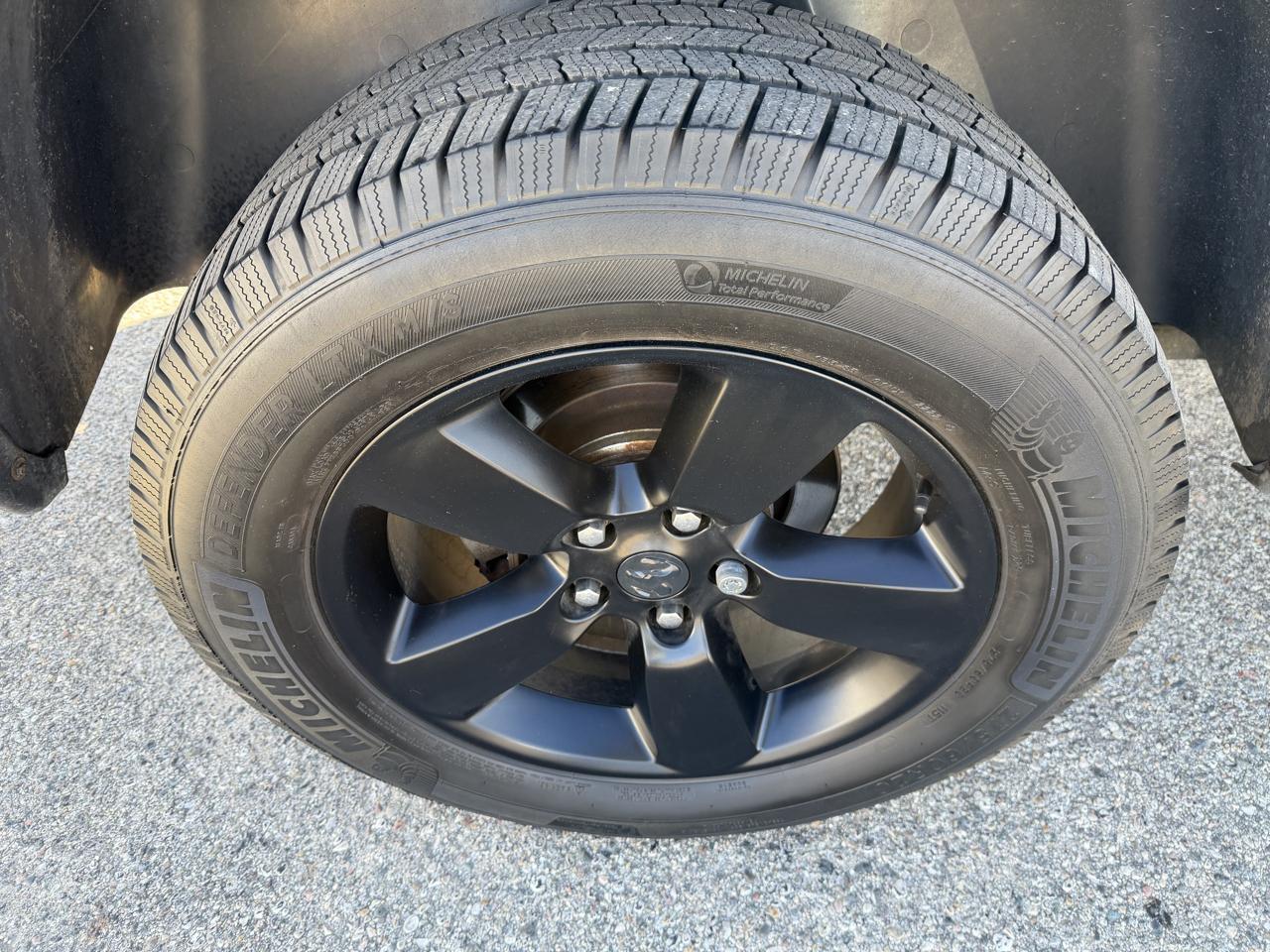 RAM 1500 Classic Express 4x4 Crew Cab 5'7" Box 2019