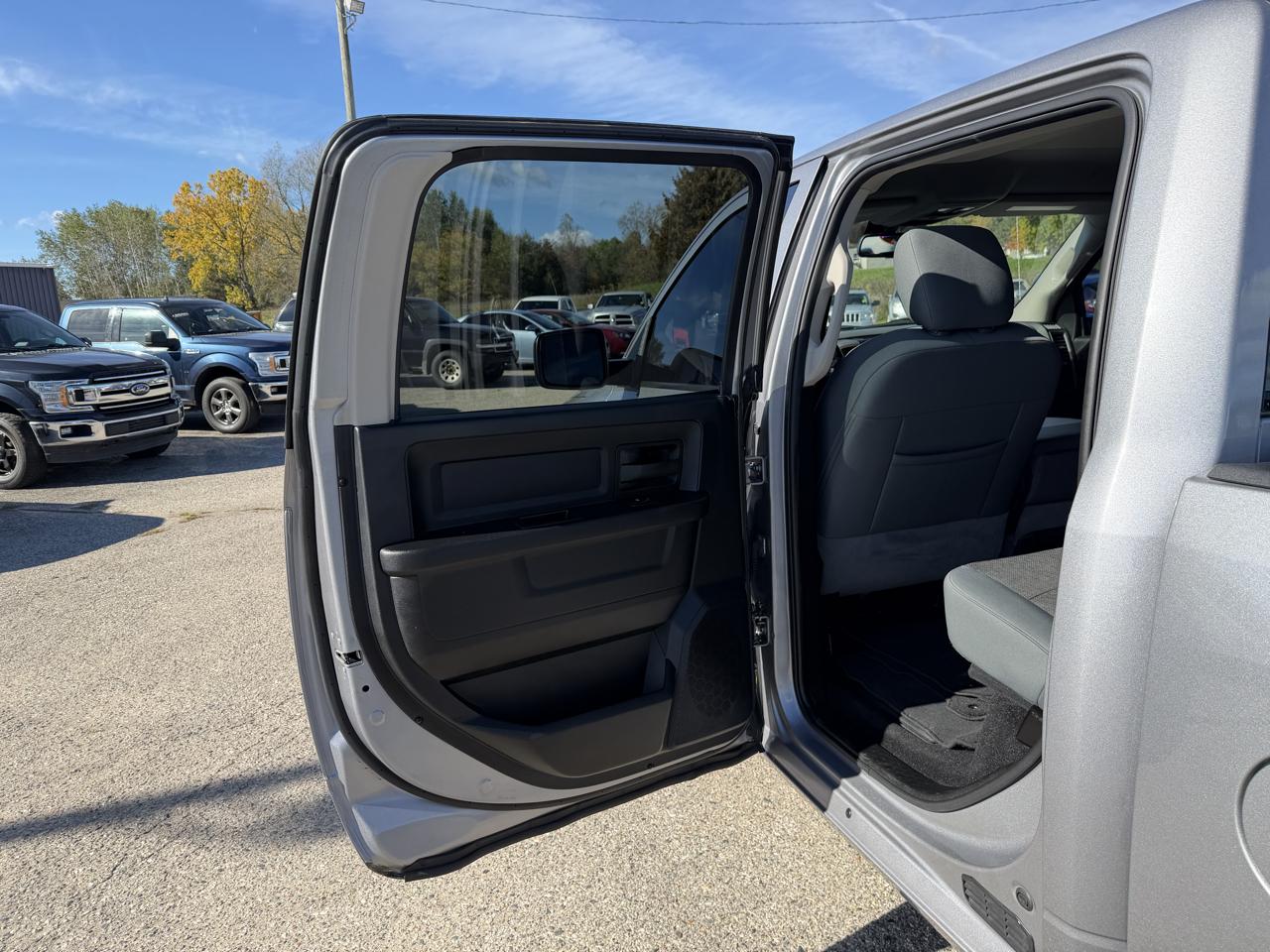 RAM 1500 Classic Express 4x4 Crew Cab 5'7" Box 2019