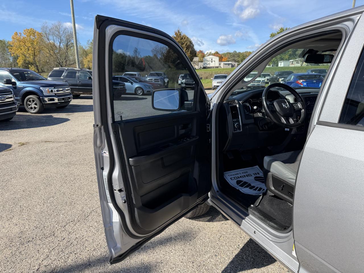 RAM 1500 Classic Express 4x4 Crew Cab 5'7" Box 2019