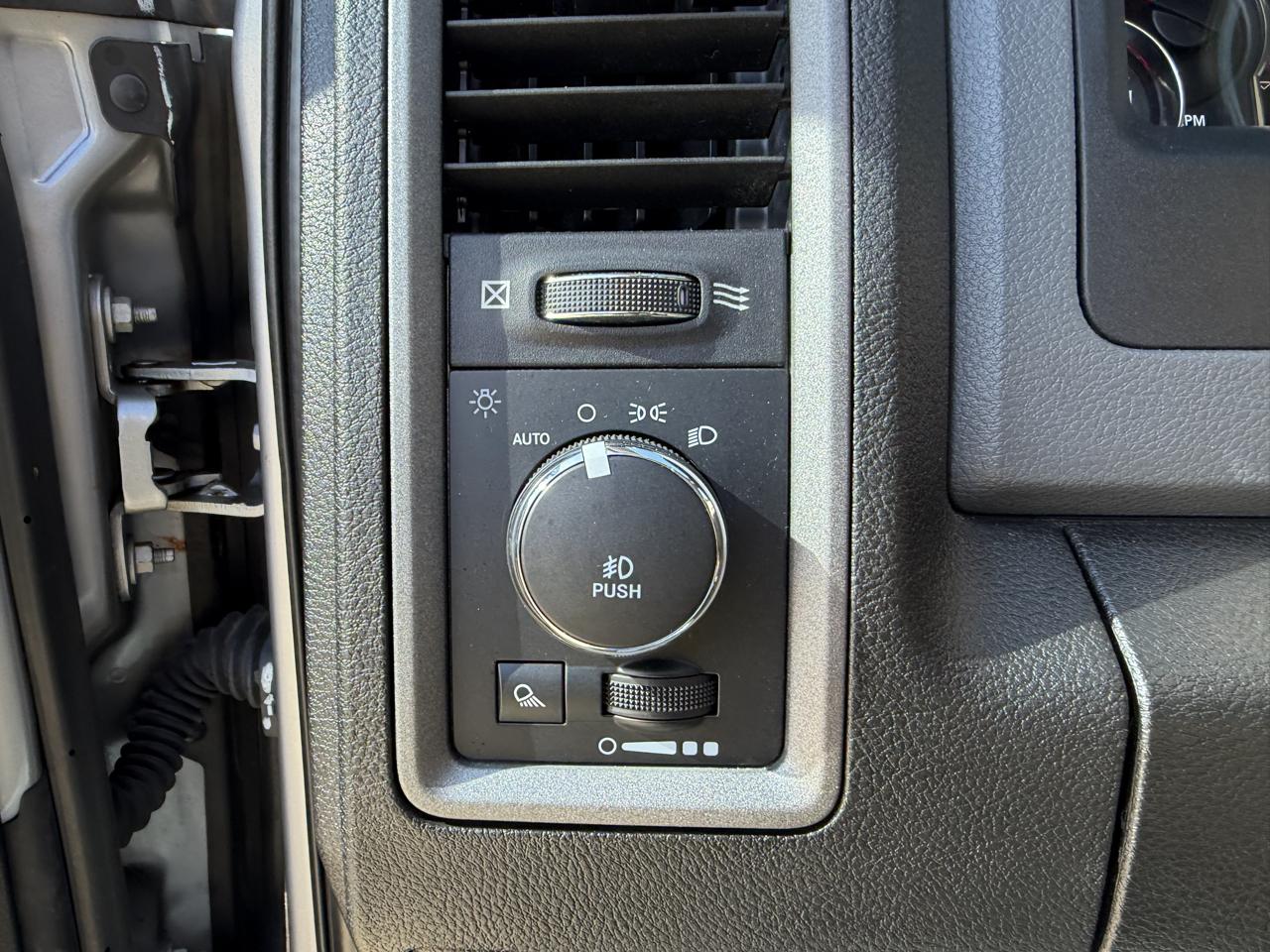 RAM 1500 Classic Express 4x4 Crew Cab 5'7" Box 2019