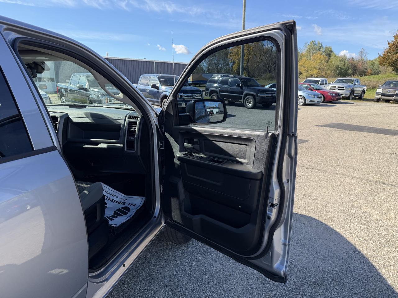 RAM 1500 Classic Express 4x4 Crew Cab 5'7" Box 2019