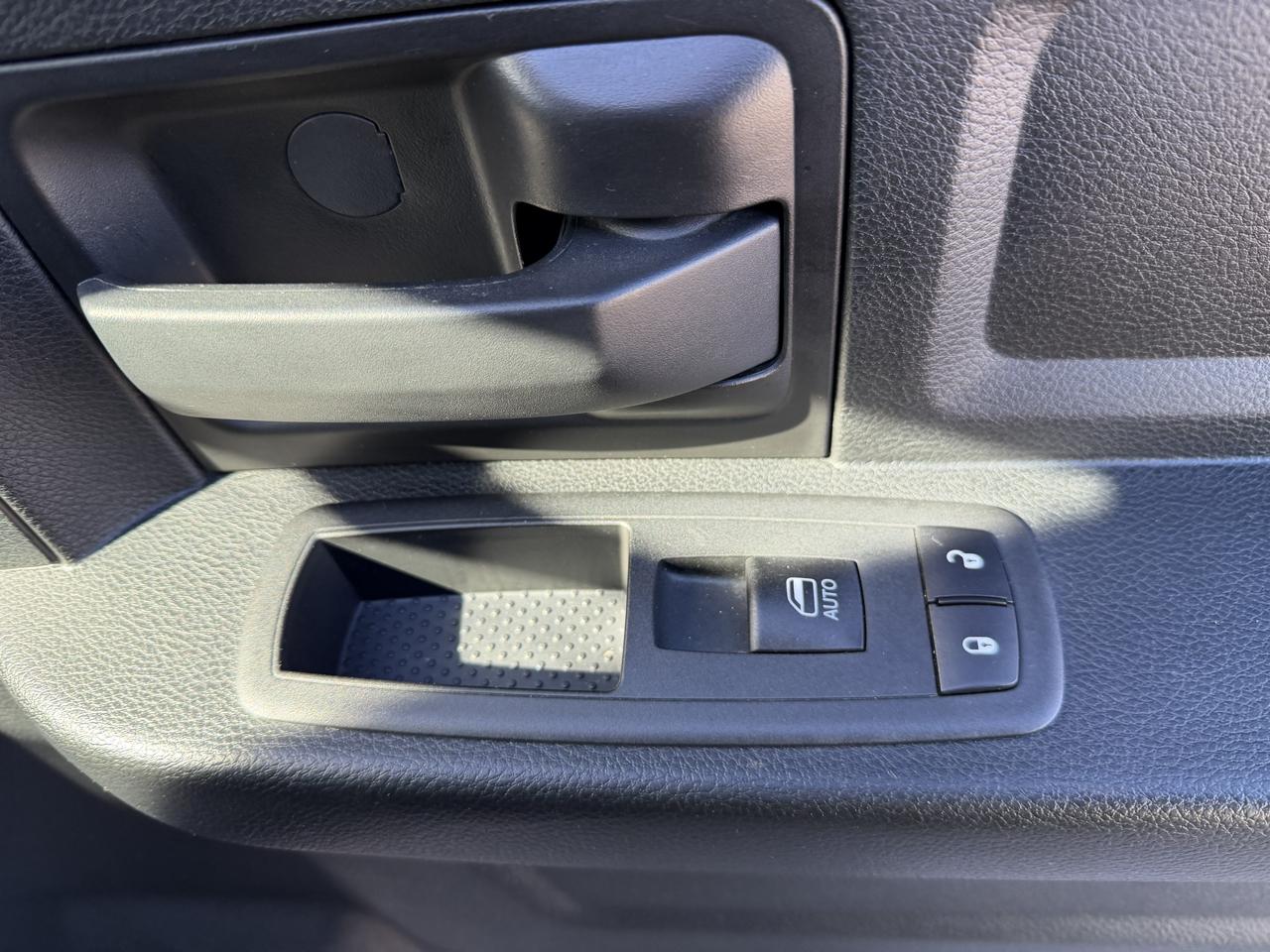 RAM 1500 Classic Express 4x4 Crew Cab 5'7" Box 2019