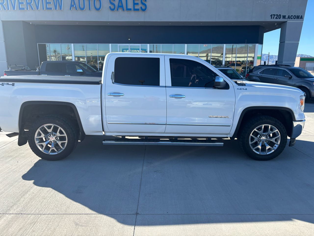 GMC Sierra 1500 4WD Crew Cab 143.5" SLT 2015