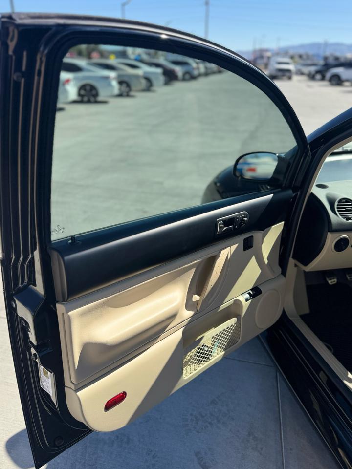 Volkswagen New Beetle Coupe 2dr Final Edition PZEV 2010