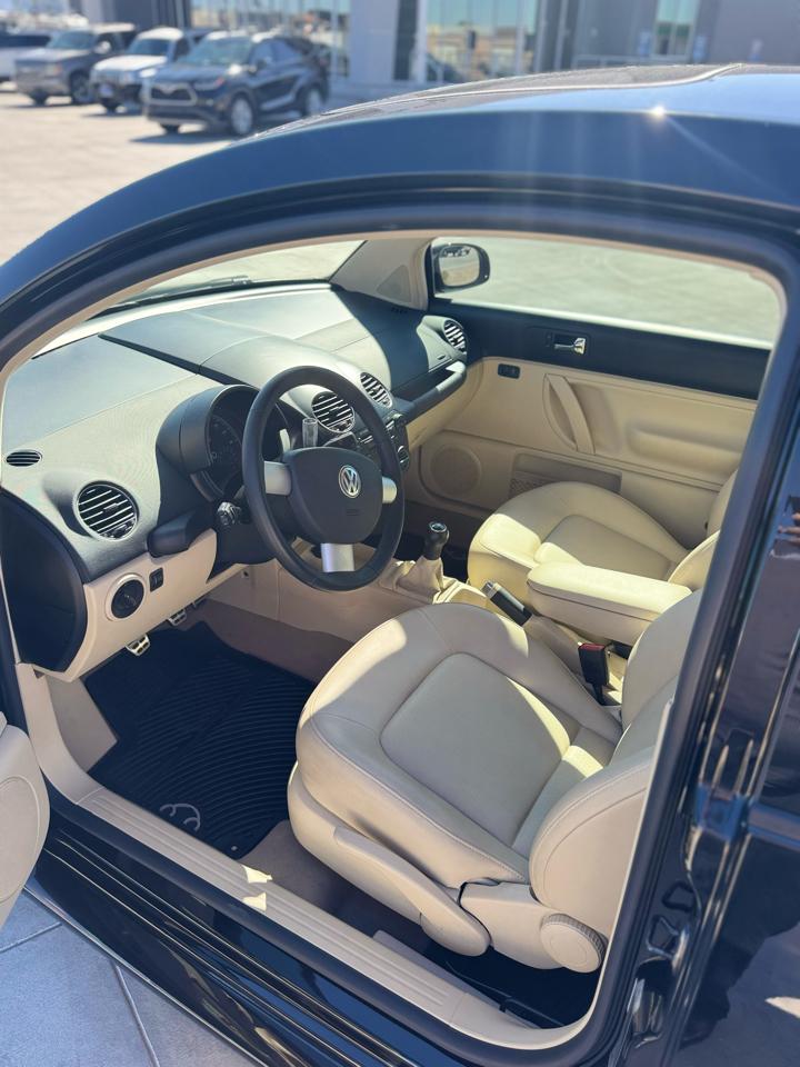 Volkswagen New Beetle Coupe 2dr Final Edition PZEV 2010