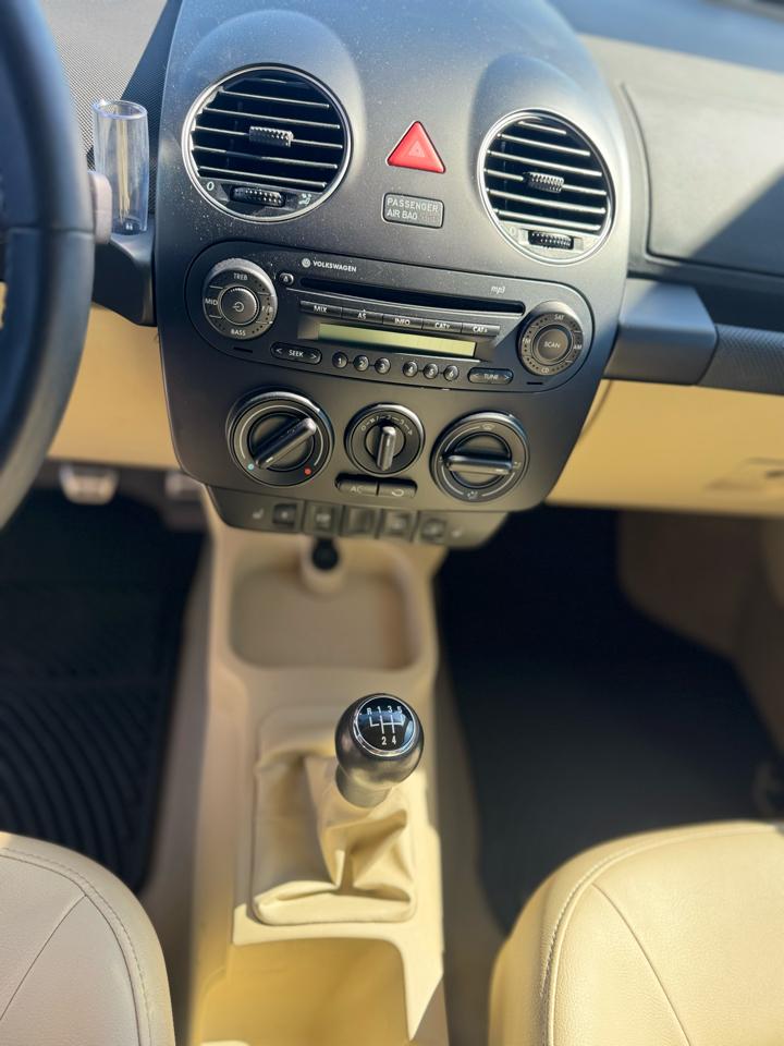 Volkswagen New Beetle Coupe 2dr Final Edition PZEV 2010