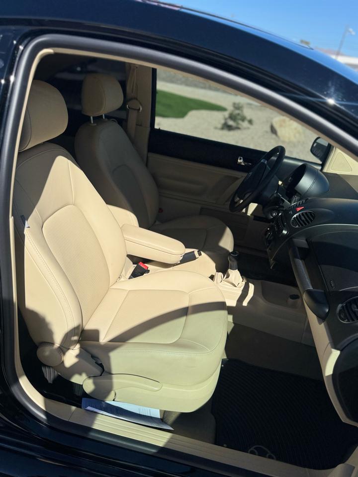 Volkswagen New Beetle Coupe 2dr Final Edition PZEV 2010