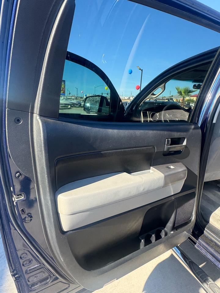 Toyota Tundra 4WD Truck  2010