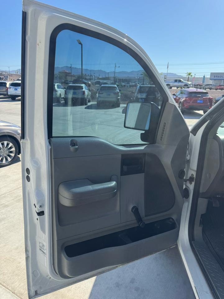 Ford F-150 Reg Cab 126" STX 2006