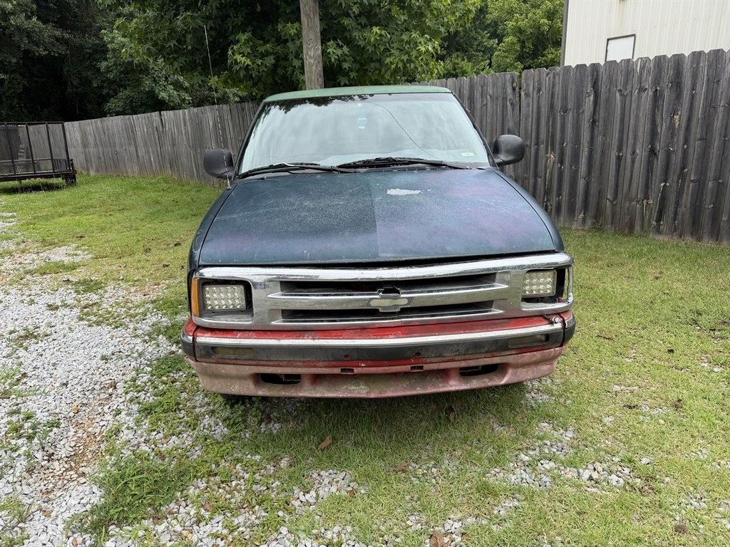 Chevrolet S-10 Ext Cab 122.9" WB LS 1996
