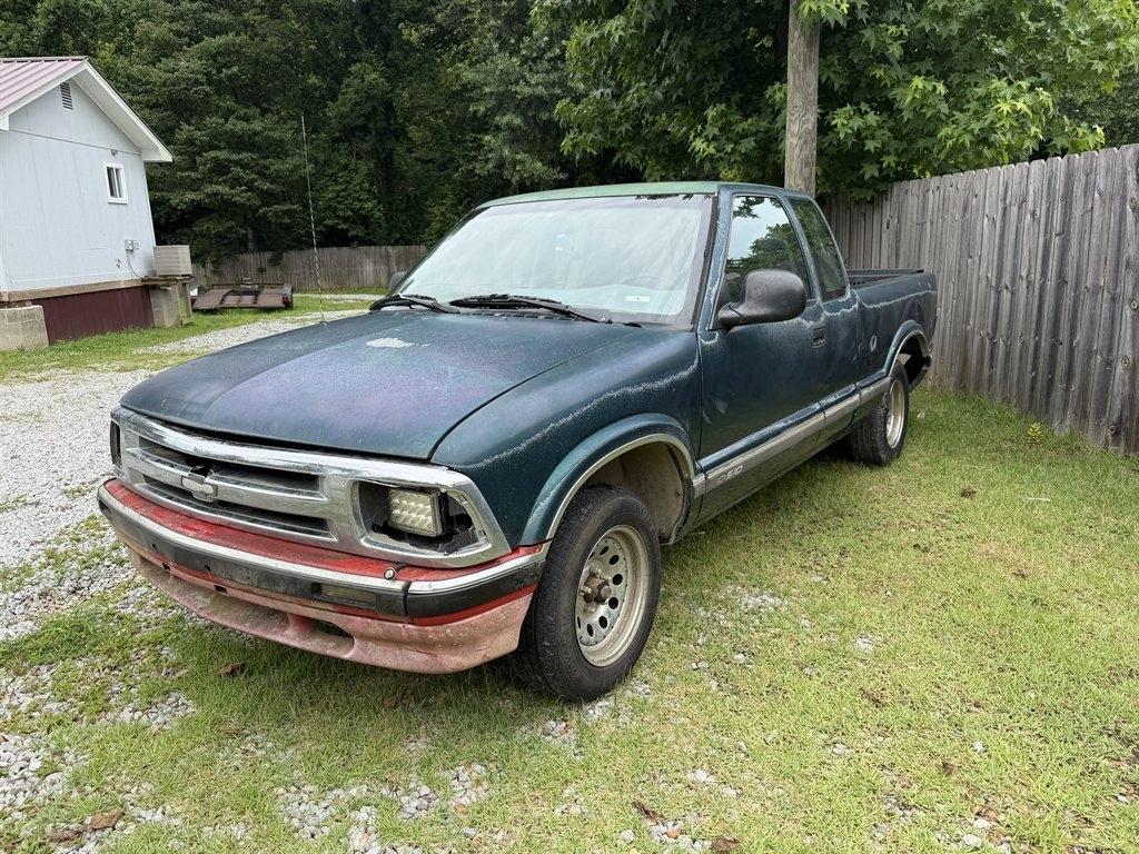 Chevrolet S-10 Ext Cab 122.9" WB LS 1996