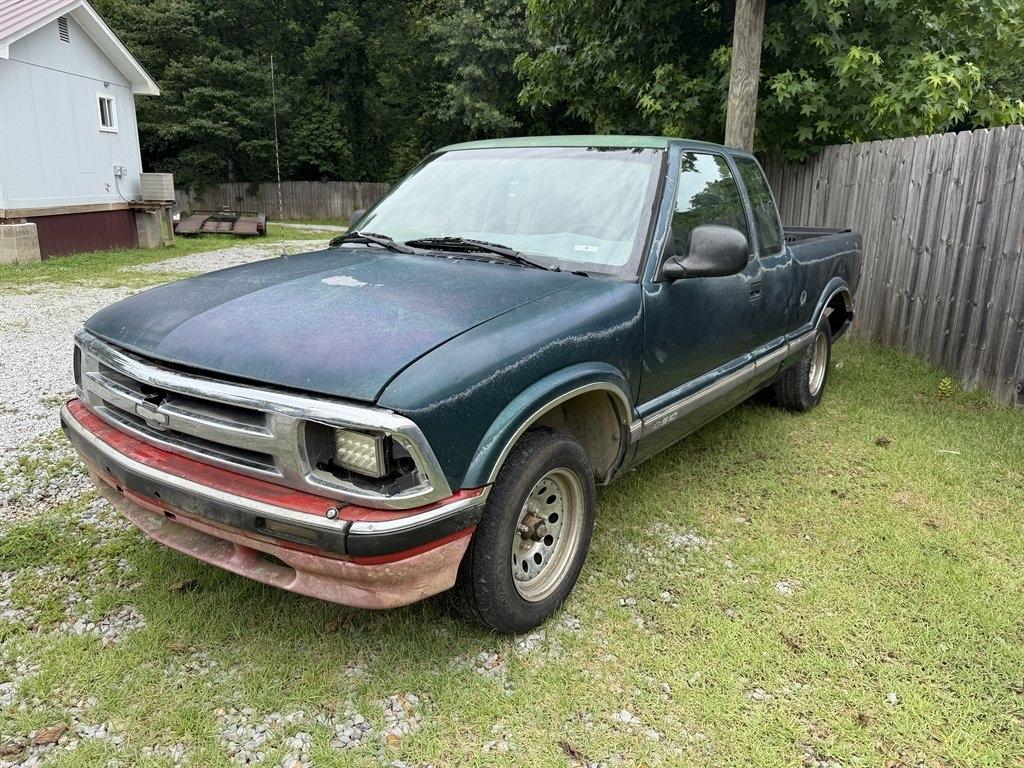 Chevrolet S-10 Ext Cab 122.9" WB LS 1996