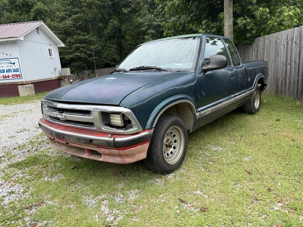 Chevrolet S-10 Ext Cab 122.9" WB LS 1996