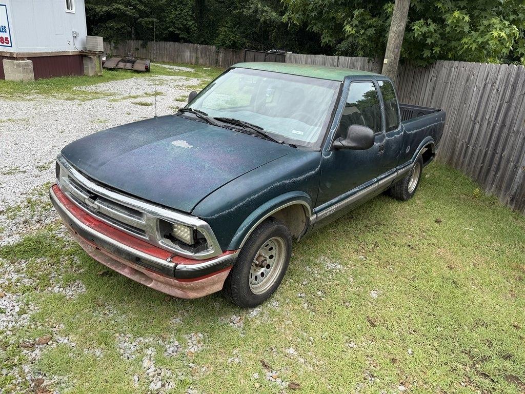 Chevrolet S-10 Ext Cab 122.9" WB LS 1996