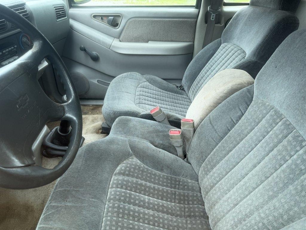 Chevrolet S-10 Ext Cab 122.9" WB LS 1996