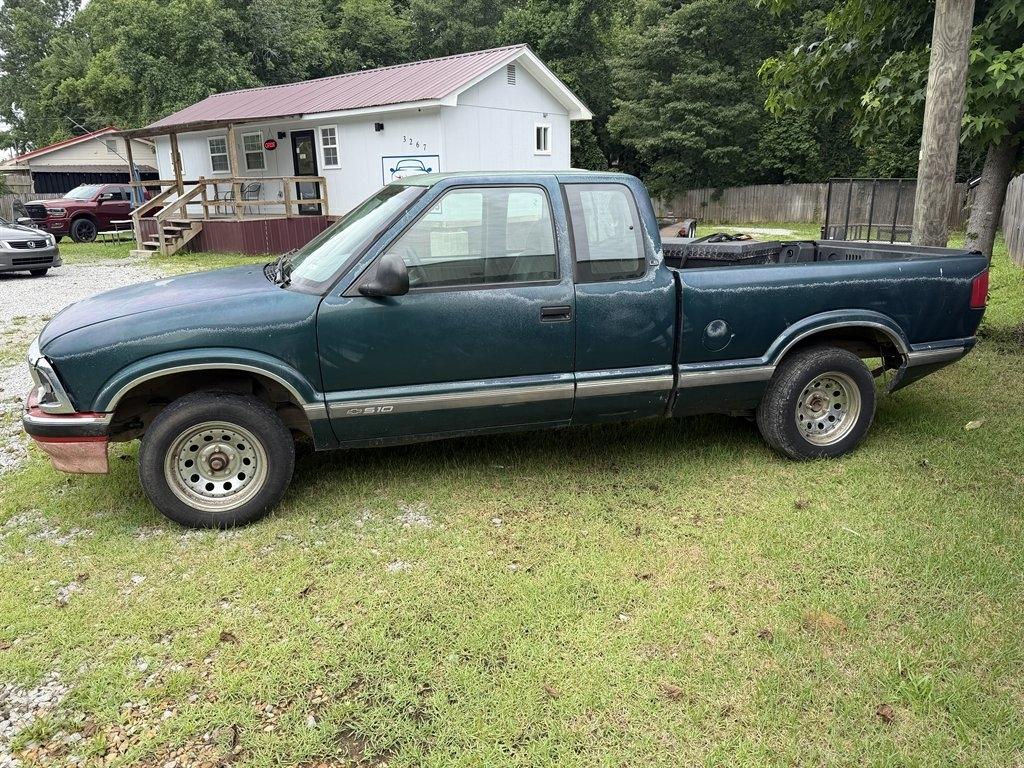 Chevrolet S-10 Ext Cab 122.9" WB LS 1996